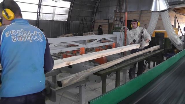 Автоматическая линия для распиловки круглого леса.