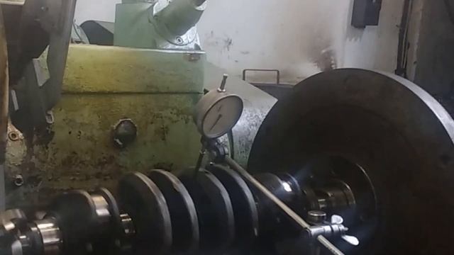 Проверка осевого биения коленвала после разрушения ДВС. смотреть онлайн