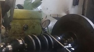 Проверка осевого биения коленвала после разрушения ДВС.