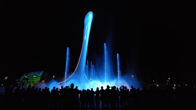 Олимпийский парк 2023. Олимпийский парк Сочи Олимпийский огонь 2018. Олимпийская чаша фонтан. Поющие фонтаны в Олимпийском парке.