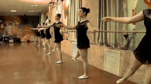 Rond de jambe par terre у станка - классический экзерсис.