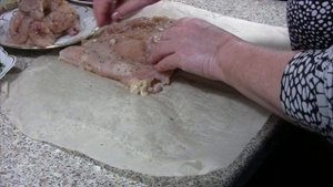 Рулет из куриного филе с печенью и овощами