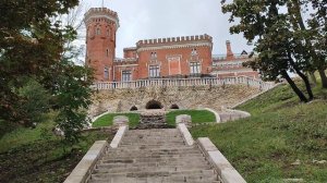 Воронежская область.Рамонь. Подъем по лестнице в усадьбе Ольденбургских.