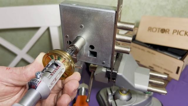 Тест инструмента Rotor pick для вскрытия замков