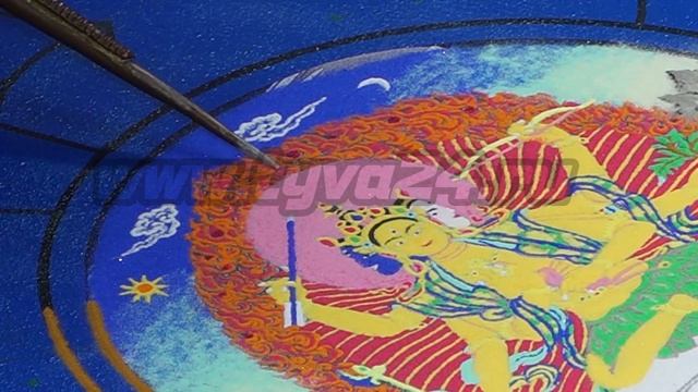 Тибетские монахи строят мандалу в храме Цеченлинг