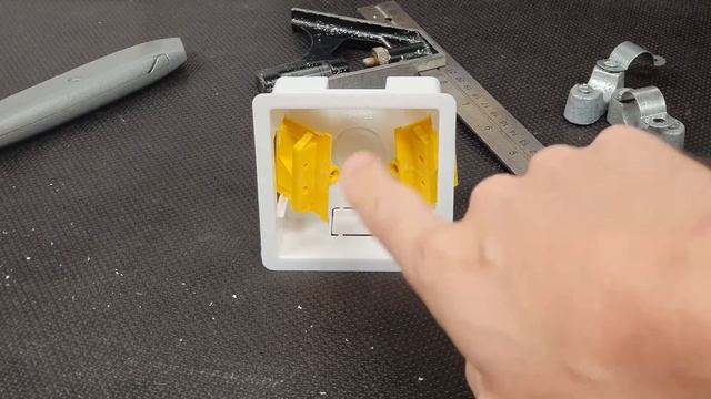How to Fit Boxes for Sockets or Switches in Stud Walls Dry Lining Box or is it a Faster Fix Box Joe смотреть онлайн