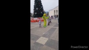танцы у городской ёлочки//вышиваю Наполеона//(1 год назад)