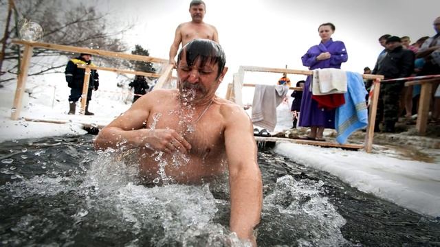 ПОЛЕЗНО ЛИ КРЕЩЕНСКОЕ КУПАНИЕ В ПРОРУБИ. Купание в купели. Крещенские купания. Моржевание