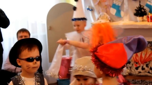 Илюша в роли Пьеро на новогоднем утреннике в д/с 25.12.2012 смотреть онлайн