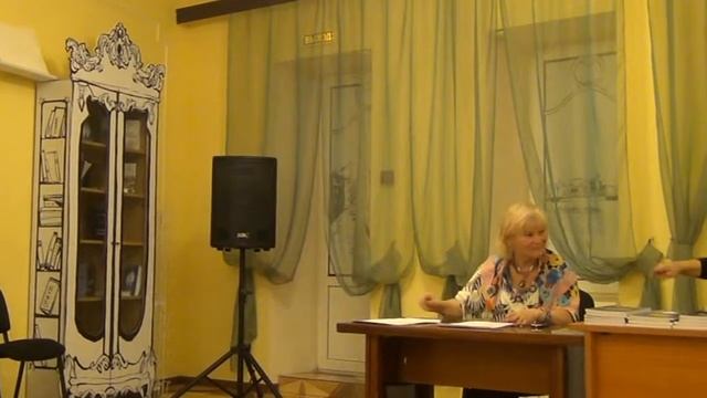 Марина Ермошкина читает стихи о любви.