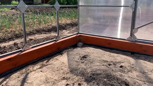 УСТАНОВКА ТЕПЛИЦЫ СВОИМИ РУКАМИ НА ДЕРЕВЯННЫЙ ФУНДАМЕНТ смотреть онлайн