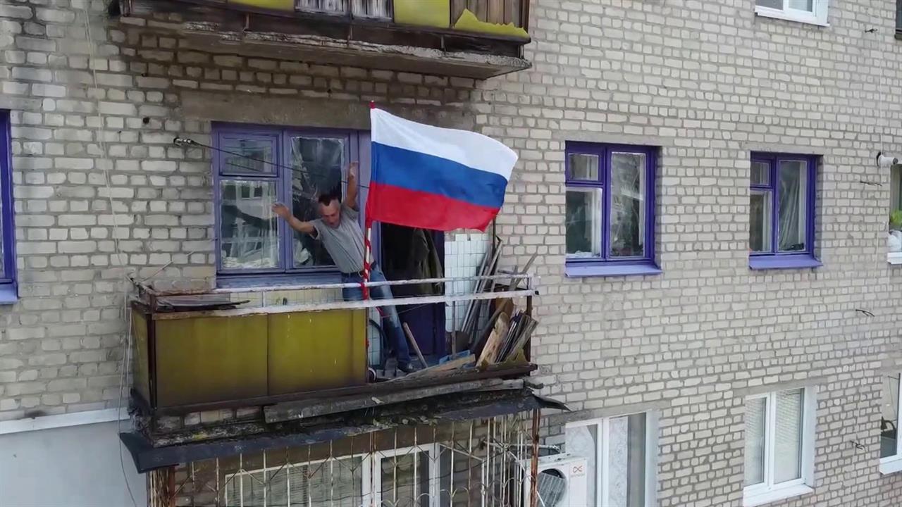 Жители Лисичанска выходят на улицы с георгиевскими лентами и российскими флагами