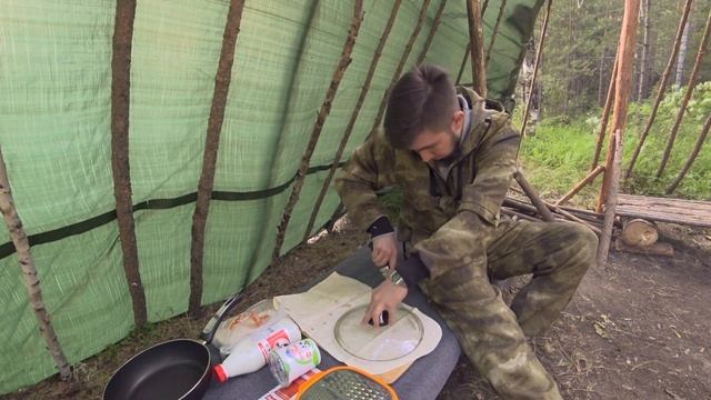 ЛАГЕРЬ В ЛЕСУ ГОТОВ! МОЖНО НОЧЕВАТЬ. СЫРНАЯ ЗАПЕКАНКА НА КОСТРЕ. SOLO BUSHCRAFT CAMP.