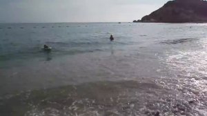 Дети купаются на пляже в Сутоморе