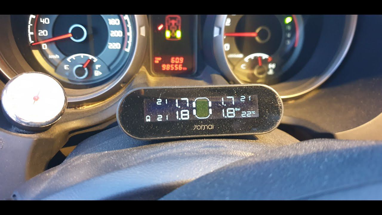 качаем  одновременно  2 колеса  2 пистолетами  с самовыравниванием  давления