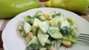 Салат с огурцами, болгарским перцем и копченым сулугуни