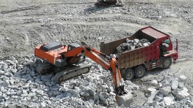 Экскаватор Hitachi ZX 360 погрузка карьерного самосвала HOWO