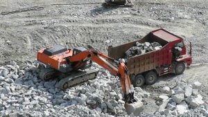 Экскаватор Hitachi ZX 360 погрузка карьерного самосвала HOWO