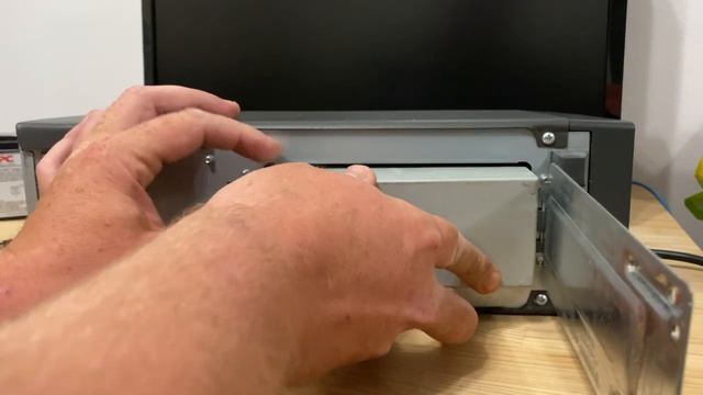 APC UPS Battery Swap - Smart SC 420 смотреть онлайн