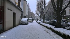 Snowfall Apgujeong Street in Gangnam and the Alley Has Become a Skating Rink