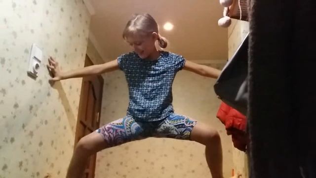 Соню укусил паук и она превращается в человека-паука