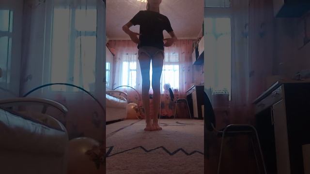 Как сделать из обычной скакалки гимнастическую скакалку.