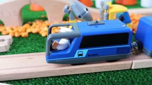 Новый поезд на деревянной железной дороге. Игрушки для детей