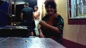 пьяная бабка душу изливает, слушать 100%