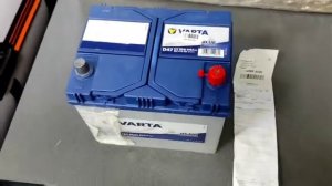 Распаковка автомобильного аккумулятора Varta Blue Dynamic 60A Asia D47 из интернет-магазина ROZETKA