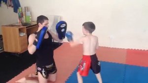 Гамодеев Даня, 8 лет. Работа по лапам. Клуб тайского бокса "Black Horse". г. Екатеринбург