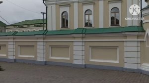 Кристина Мотиватор.Уверена,что к ней пристает ее консьерж,но ей не надо,она же не толстая