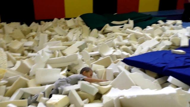 Развлекательный центр Сухой Бассейн Батут Огромный надувной шар Dry Pool Trampoline смотреть онлайн