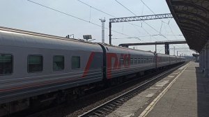 Электровоз ЭП1 299, следует с пассажирским поездом мимо платформы "Рубероидный завод".mp4