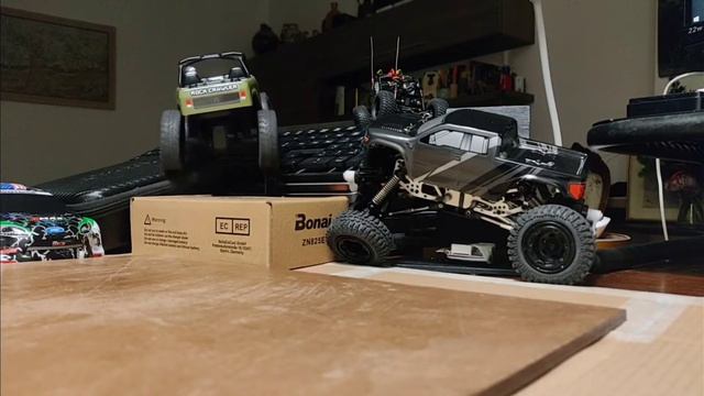 Axial SCX24 Deadbolt VS HBX 2098b Devastator - Buon Sol Invictus 2020 a tutti смотреть онлайн