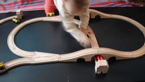 Деревянная железная дорога от IKEA. Играем в дорогу от IKEA. Видео для детей.