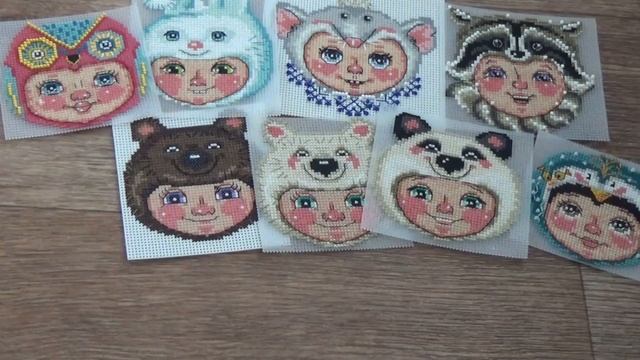 Вышивка крестом. "Детки в новогодних шапочках" от Яны Горкальцевой смотреть онлайн