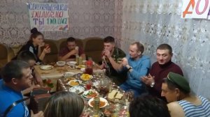 Долгожданный приезд домой дембеля,встреча с друзьями и с родителями у родного дома.ДМБ 2019.
