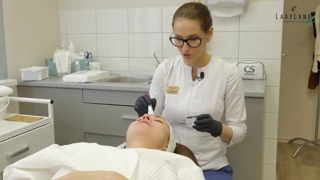 Процесс работы косметолога эстетиста