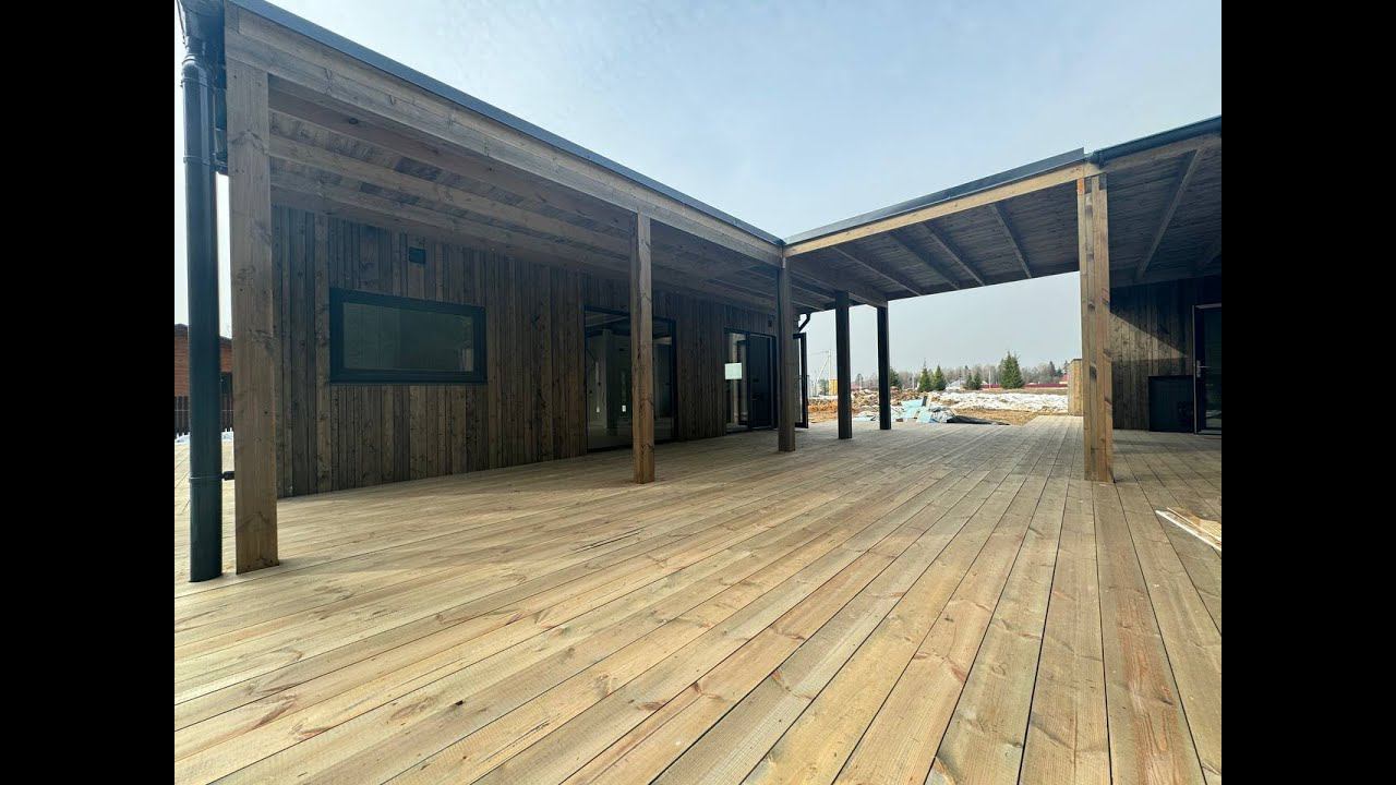 Комплекс из модульного дома и модульной бани с общей большой террасой смотреть онлайн