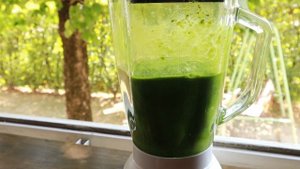 Пробую программу очищения Энтони Уильяма из книги "Секрет щитовидки". Сок сельдерея, лимонная вода.