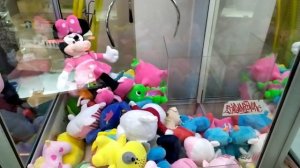 Играем в автомат с игрушками. 3 часть (дарим игрушки детям)
