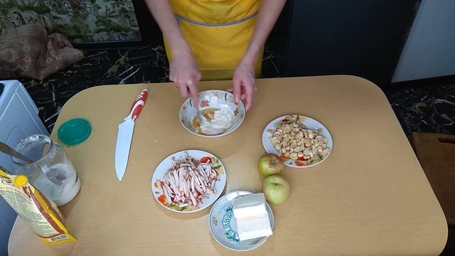 Салат "Мужской каприз  С КОПЧЁНОЙ КУРИЦЕЙ И ГРИБАМИ.