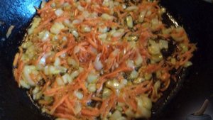 Чечевичный суп с лапшой и солеными огурчиками