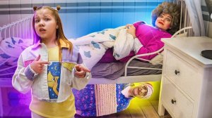 СТРАШНАЯ УЧИЛКА СОЖРАЛА мою БАБУШКУ! ПРАНКИ НАД БАБУШКОЙ!Стремная училка 3D СТАЛА МОЕЙ БАБУШКОЙ!