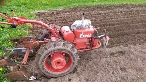 Посадка картошки под окучник, нарезка и закрытие борозд