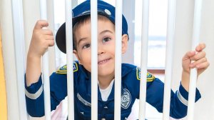 Малыш играет в полицейского. Pretend play police.