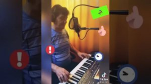 маленький зелененький кузнечик