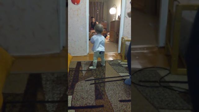 Первые шаги малышки. Многие родители пропускают этот волнительный момент из за работы по найму смотреть онлайн