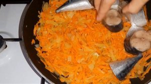 Тушеная скумбрия с луком и морковью.