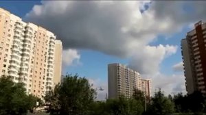 Низколетящий над домами самолёт Boeing 747 - 400